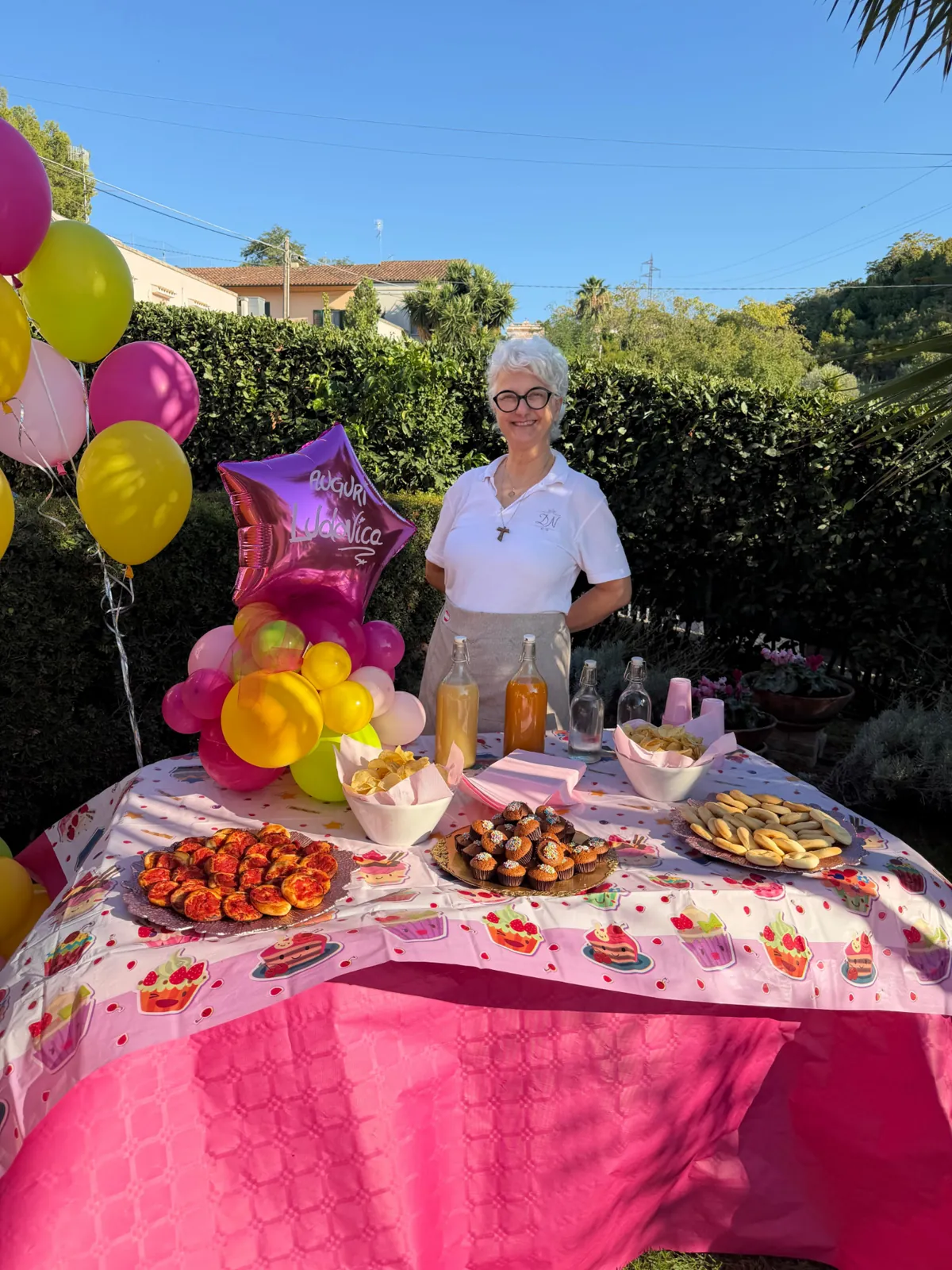 Allestimento reale di una festa privata a domicilio con merenda e palloncini
