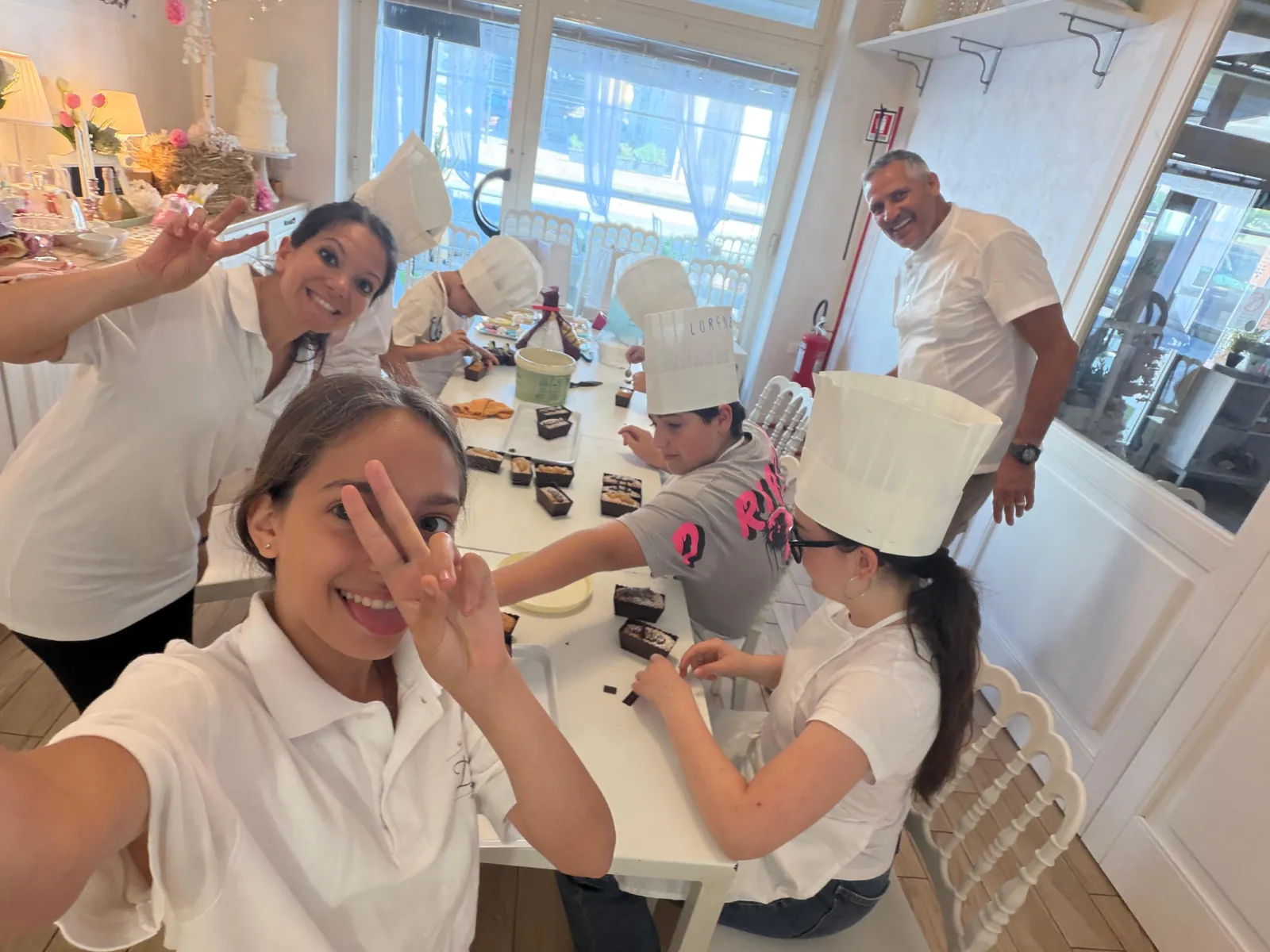 Bambini e pasticceri durante un laboratorio da Dolcezze Nascoste