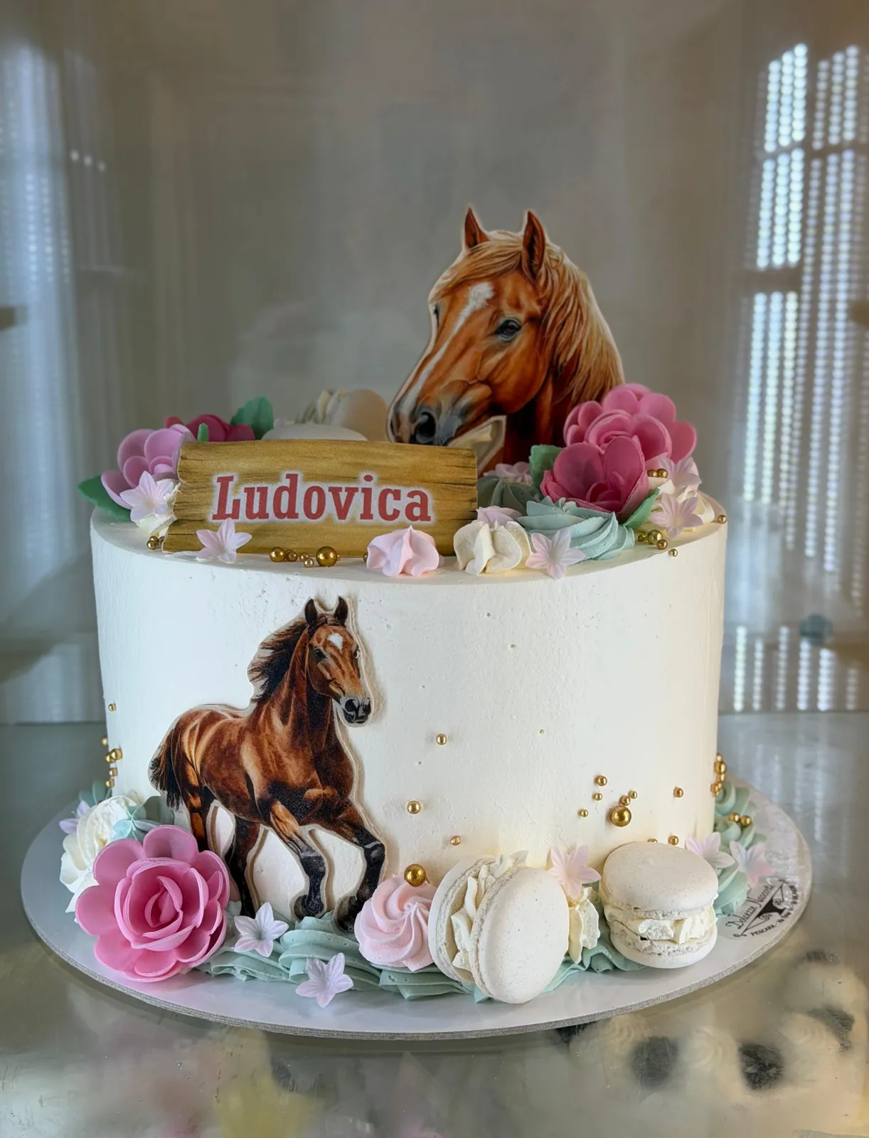 Torta di compleanno personalizzata con decorazioni a tema cavalli